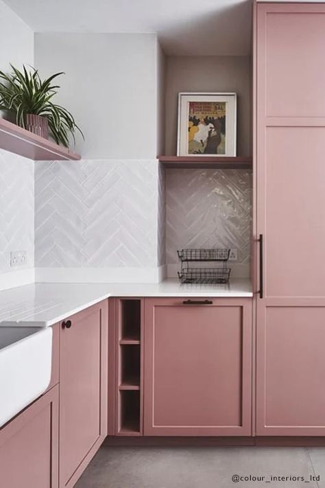 Pink Kitchen Cabinets, Sulking Room Pink, Pink Laundry Rooms, Pink Cabinets, Kabinet Dapur, Boot Room, Bedroom Color Schemes, Pink Kitchen, Küchen Design