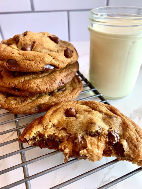 Super soft and chewy chocolate chip cookies stuffed with a gooey peanut butter filling. Chocate Chip Cookies, Stuffed Chocolate Chip Cookies, Tollhouse Chocolate Chip Cookies, Cookies Stuffed, Soft Chocolate Chip Cookies, Peanut Butter Chocolate Chip Cookies, Filled Cookies, Peanut Butter Filling, Chewy Chocolate Chip