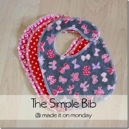 18 DIY EASY and SIMPLE baby bib tutorials that will rock your world. Make a bunch for you and a bunch to give as gifts. These ideas are easy and you'll... Baby Bib Tutorial, Diy Baby Bibs, Bib Tutorial, Serger Projects, Serger Sewing, Baby Bibs Patterns, Preemies, Diy Bebe