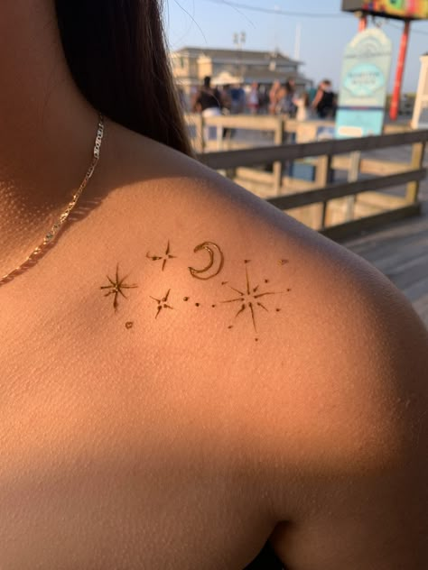 Henna Space Designs, Henna Designs Body Art, Hena Designs Summer, Henna Designs Collar Bone, Begginer Henna Ideas, Henna Collar Bone, Fun Henna Designs, Henna Tattoo Designs Neck, Heena Design Cute