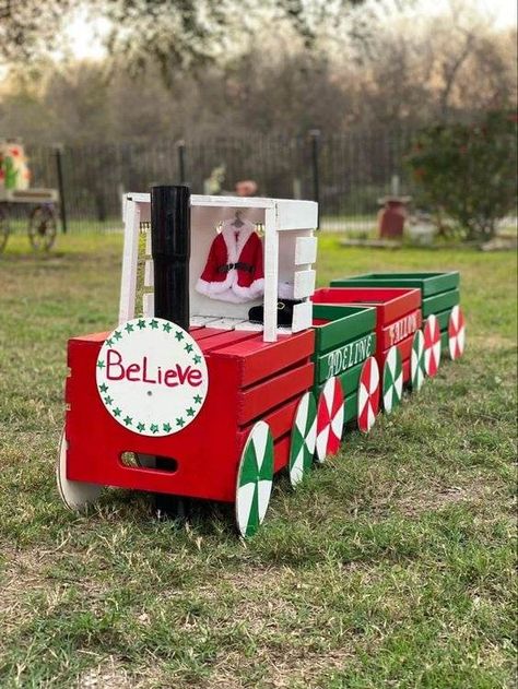 Holiday Table Decorations Christmas, Elf Christmas Decorations, Jul Diy, Elf Decorations, Holiday Table Decorations, Christmas Decorations Diy Outdoor, Christmas Decorations Diy, Christmas Yard, Christmas Train