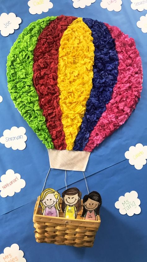 Hot Air Balloon Classroom Theme, Decoration Creche, Hot Air Balloon Craft, Paper Flower Wall Hanging, Hot Air Balloons Art, Maluchy Montessori, Wall Hanging Ideas, Flower Wall Hanging, Balloon Crafts