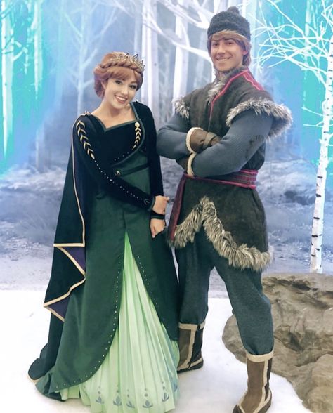 Frozen cosplays Frozen Couple Costume, Kristoff And Anna Costume, Disney Couple Cosplay, Anna And Kristoff Costume, Prince And Princess Costume, Family Disneybound, Kristoff Cosplay, Princess Training, Kristoff Costume