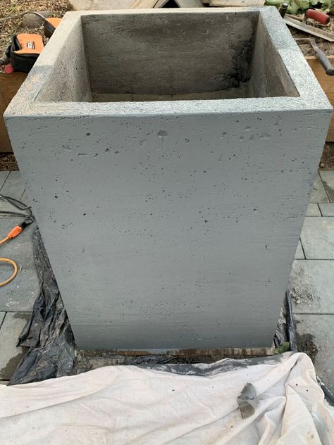 DIY large cement planters-How to make it in one weekend | Houzewize Diy Concrete Planters Large, Large Concrete Planters, Diy Cement Planters, Big Planters, Diy Cement, Cement Flower Pots, Diy Concrete Planters, Concrete Diy Projects, Cement Diy