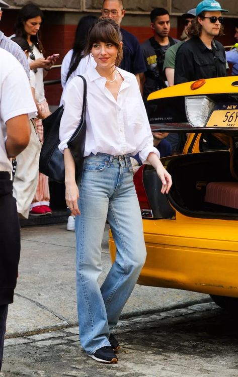 Dakota Johnson Wore Model-Approved Sneakers With Flattering Throwback Jeans Dakota Johnson Street Style, Dakota Style, Dakota Johnson Style, Flattering Pants, Jeanne Damas, Looks Street Style, Mode Ootd, Celebrity Street Style, Dakota Johnson