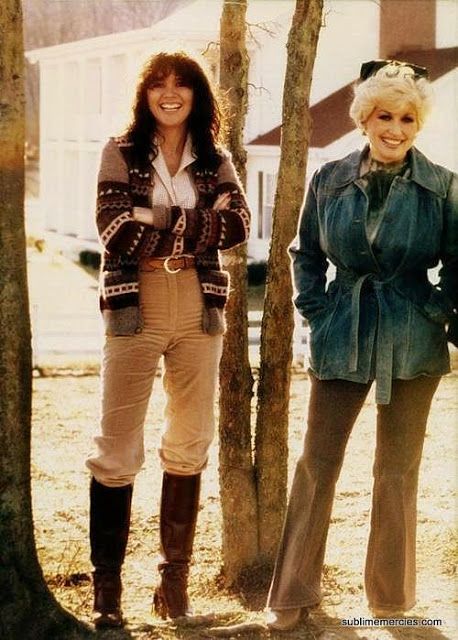 Linda Ronstadt and Dolly Parton. Sublime Mercies: How to Dress Like a 70s Superstar! Paris Bob, Linda Rondstadt, 70s Country, Linda Ronstadt, Women Of Rock, Country Rock, Rock N Roll Music, Country Music Stars, Country Stars