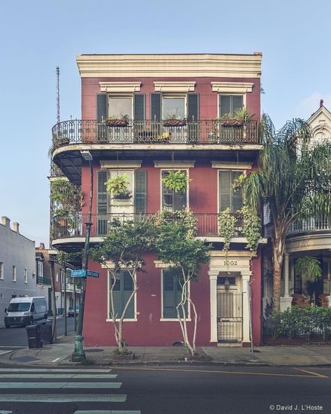 Spanish Buildings Architecture, Houses In New Orleans, American Townhouse New Orleans, New Orleans House Aesthetic, Modern New Orleans Home Exterior, New Orleans Row Houses, New Orleans Minecraft, New Orleans Apartment Building, New Orleans Library