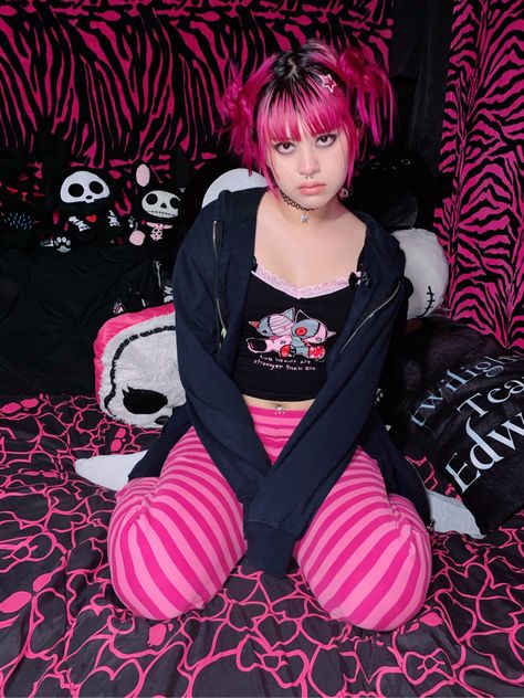 Pink Mall Goth, Draculaura Core, Scene Queen Outfit, Scene Outfits Aesthetic, Emo Punk Outfits, Scene Kid Aesthetic, Perky Goth, Post Breakup, Pink Emo