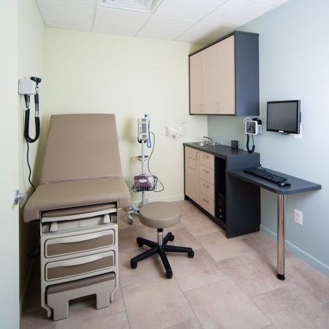 InstaMedCare examination room is bright, crisp, and well equipped Doctor Consulting Room Interior Design, Doctor Consulting Room, Doctor Room, Medical Office Furniture, Small Office Organization, Examination Room, Doctor Office Design, Consulting Room, Medical Furniture