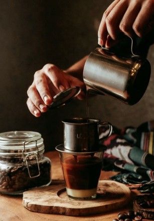 Steeped Coffee, Coffee Infographic, Types Of Coffee, Coffee Shot, Coffee Nook, Ground Coffee Beans, Make Coffee, Coffee Uses, Coffee Photography