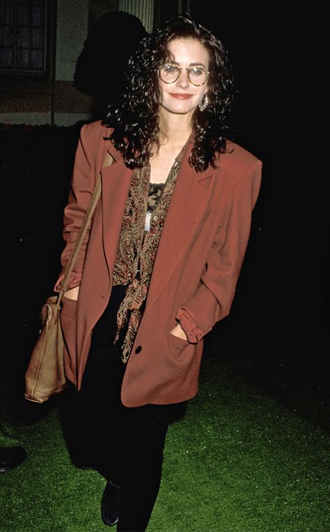 Photos from Courteney Cox Through the Years 2000s Fashion Aesthetic, Fashion 1990s, Outfit 90s, 1990s Fashion, 90s Fashion Outfits, 90s Outfit, Emma Roberts, Friend Outfits, Emma Stone