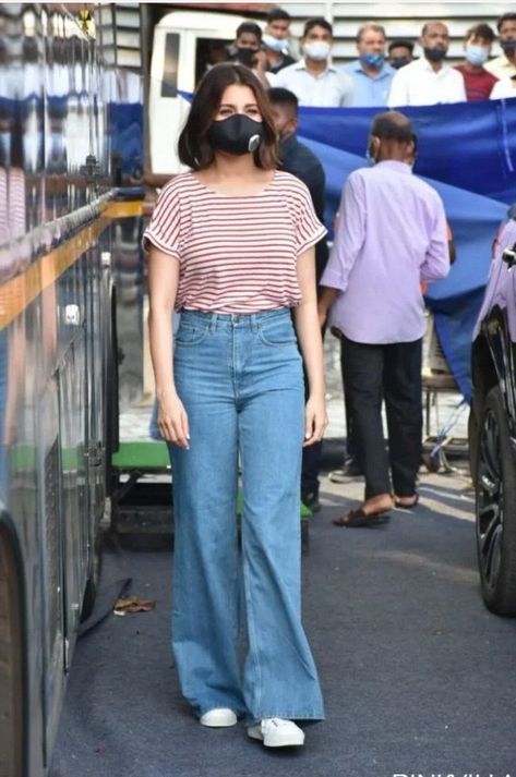 Wide Jeans With Kurti, Anushka Sharma Casual Outfit, Red Kurti With Jeans, Jeans Sobek, Fake Snapchat, Bengali Fashion, College Formal, Vintage Summer Outfits, Blazer Street Style