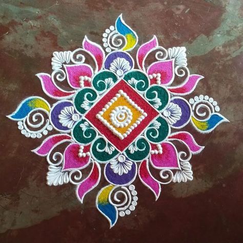 Rangoli With 3 Colours, Rangoli Designs For Pooja, Dot Rangoli With Colour, Muggulu Design Simple With Colors, Galicha Rangoli Designs, Rangoli Kolam Designs With Colour, Mandala Rangoli Designs, Happy New Year Rangoli, Rangoli Designs Videos