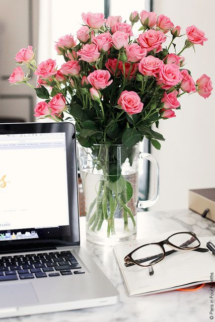 ❥ Home Office: Fresh flowers always lighten up the mood of every room. So yes! Great addition to any desk :) Deco Floral, A Desk, Office Inspiration, My New Room, Love Flowers, Brighten Your Day, My Flower, Fresh Flowers, Pretty Flowers