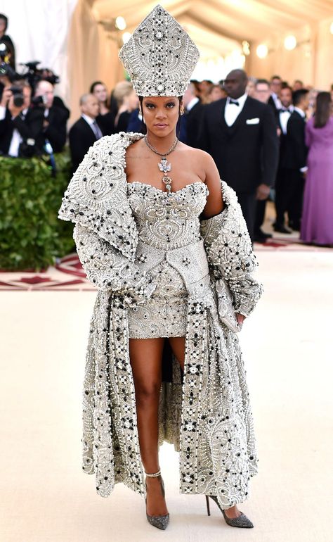 Rihanna's 2018 Met Gala Look Was So Heavy, She Almost Didn't Wear It | PEOPLE.com Afro Inspiration, Rihanna Dress, Gala Gowns, Met Gala Outfits, Met Gala Dresses, Artistic Fashion, Nina Hagen, Rihanna Outfits, Gala Fashion