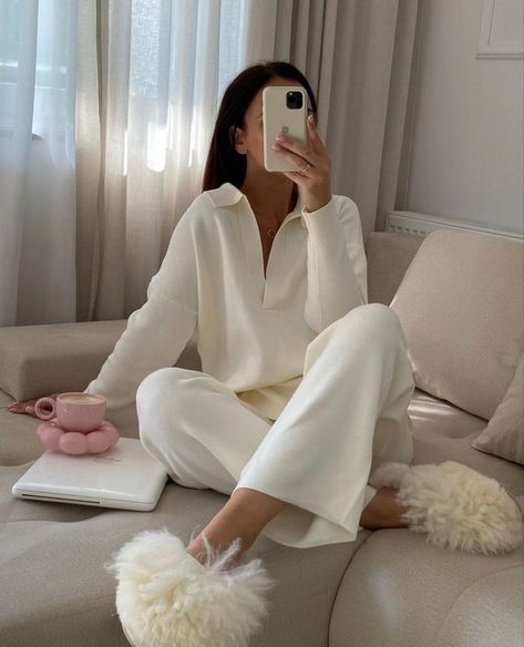 Feminine Loungewear, Loungewear Aesthetic, Khaleeji Abaya, At Home Outfits, Beautiful Photoshoot Ideas, Cozy Outfit, Mode Inspo, Home Outfit, Elegant Outfit