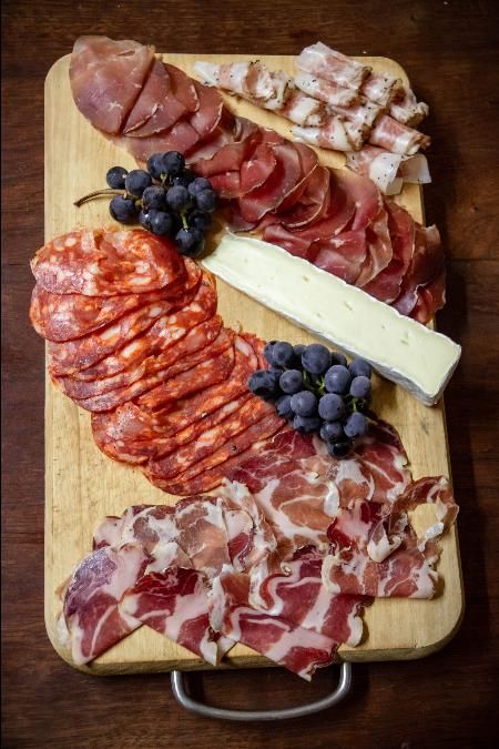 Cured Meat Platter, Diy Charcuterie Board, Curing Meat, Meat Curing, Cured Meat Recipes, Antipasti Platter, Charcuterie Meats, Plateau Charcuterie, Antipasto Platter