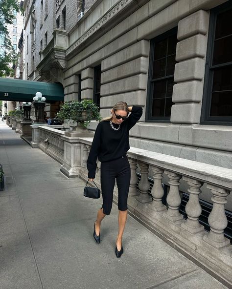 Claire Rose Cliteur | living in my capris | Instagram Capri Pants Outfits, Claire Rose Cliteur, Claire Rose, Capri Outfits, Fantastic Fashion, Black Capri Pants, Capri Trousers, Winter Trends, Outfit Inspo Fall