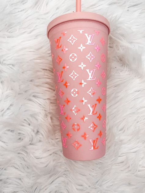 #designer #fancy #pink #tumbler #customgift #aesthetic #lv #lvdesign Lv Coffee Mug, Lv Tumbler Cup, Aesthetic Tumbler Bottle, Tumbler Aesthetics, Starbucks Cup Art, Starbucks Tumbler Cup, Starbucks Design, Fancy Cup, Pink Tumbler