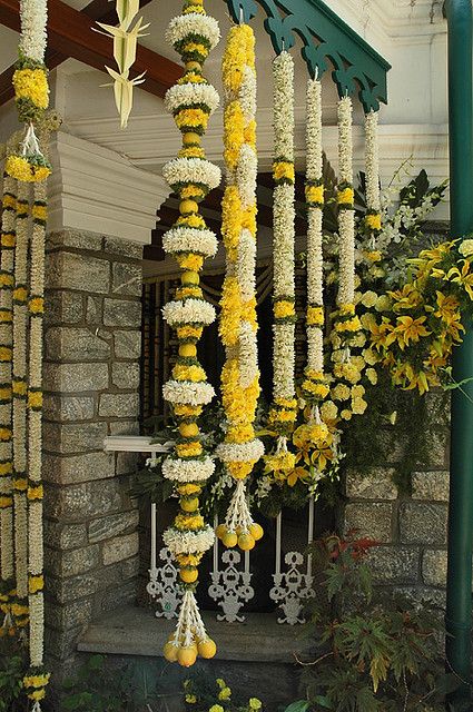 South indian beautiful floral arrangement Flowers Hanging, Housewarming Decorations, Mandap Decor, Desi Wedding Decor, Marriage Decoration, Wedding Mandap, South Indian Weddings, Wedding Stage Decorations, Indian Decor