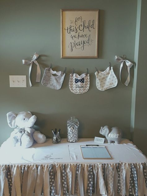 Simple Baby Shower Backdrop Ideas, Simple Baby Shower Decorations Boy, Simple Baby Shower Ideas At Home, Baby Shower Mantle Decor, Simple Baby Shower Backdrop, Baby Boy Shower Backdrop, Diy Baby Shower Ideas, Baby Shower Themes Neutral, Baby Shower Decorations Neutral