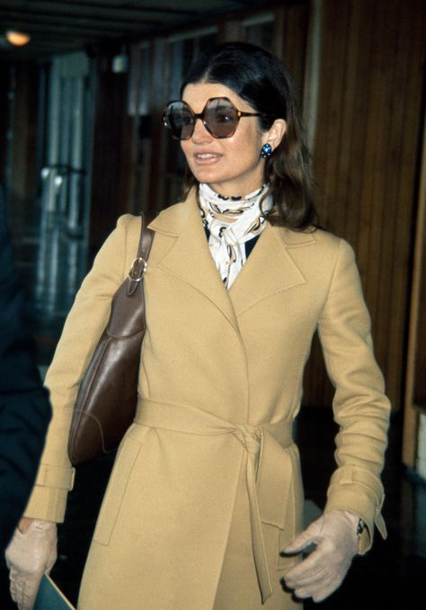 Jackie Kennedy Onassis: See 10 of Her Most Iconic Fashion Moments from the 'Jackie O' Years - Closer Weekly Hipster Trousers, Holiday Style Summer, Jackie O Style, Jackie Onassis, Safari Style, Jackie O, Beige Dresses, Black Turtleneck, Casual Black