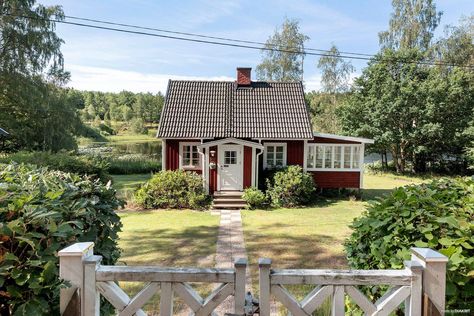 House Near Water, Swedish Houses, Finnish House, Swedish Cottage, Shed To Tiny House, Small Cottages, Cottage Style Homes, Tiny Cottage, Swedish House