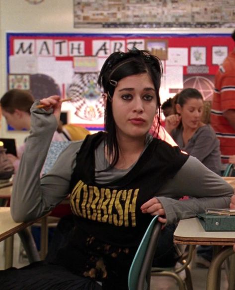 This was a time when short-sleeved tops were worn over long-sleeved ones, because fashion. 20 Outfits From "Mean Girls" That No One Would Ever Wear Now Janice Mean Girls, Janice Ian, Mean Girls Janis, Mean Girl 3, Mean Girls Costume, Mean Girls Aesthetic, Mean Girls Outfits, Cady Heron, Mean Girls Movie