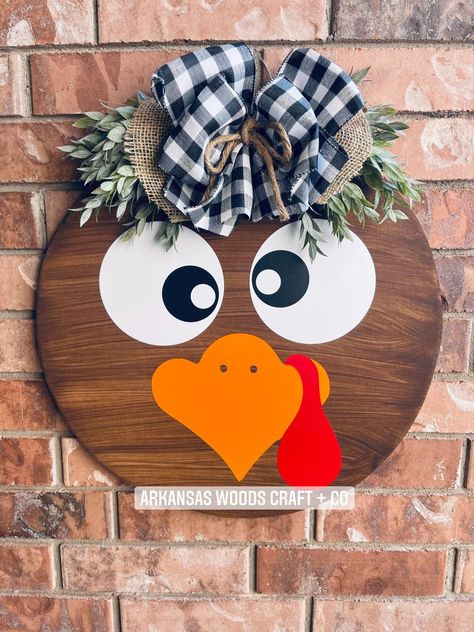 Turkey Door Hanger Wooden, Diy Fall Door Hangers, Turkey Door Hanger, Thanksgiving Door Hanger, Thanksgiving Wood Crafts, Turkey Door, Senior Crafts, Turkey Wreath, Door Hanger Fall