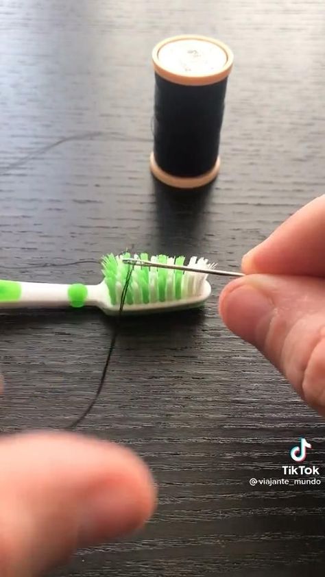 Place the needle over the thread on the toothbrush and then pull up. How To Thread, Knitting Hacks, Sewing Machine Basics, Sewing Tutorials Clothes, Couture Sewing Techniques, Diy Clothes Life Hacks, Techniques Couture, Sewing Stitches, Diy Sewing Clothes