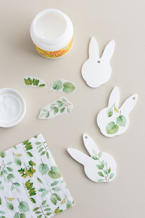 DIY: Schnelle Osteranhänger aus Modelliermasse selbermachen #sinnenrauschDIY #osterdeko #diy Creative Easter Eggs, Clay Crafts Air Dry, Easter Decorations Outdoor, Easter Crafts Diy, Diy Pottery, Clay Jewelry Diy, Easter Egg Decorating, Diy Clay Crafts, Spring Diy