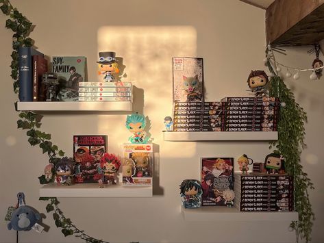 funko pop
funko pop display 
manga display 
manga wall
manga shelf Nerd Display Shelves, Funko Pop Display Ideas Living Rooms, Nerd Display Ideas, Bookshelf With Funko Pop, Funko Pop Room Decor, Funko Pop Shelf Aesthetic, Funko Pop Aesthetic Display, Anime Figures Collection Display Shelf, Cute Funko Pop Display