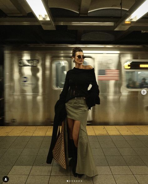 Tezza Barton, 30 Under 30, February 15, Black Long Sleeve Top, Nyc Fashion, Instagram Live, Fashion Girl, Skirt Outfits, Black Long Sleeve