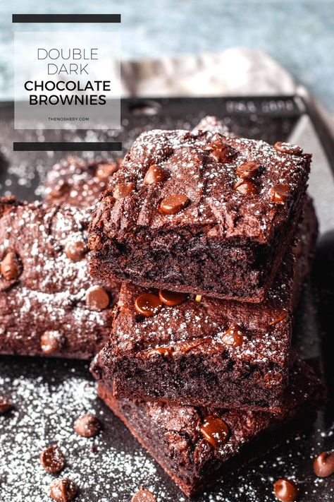 This double dark chocolate brownie recipe is rich, decadent, and the perfect mixture of fudgy and cakey goodness. You'll love these dark chocolate brownies! Dark Chocolate Brownies Recipe, Dark Chocolate Brownie, Chocolate Brownies Recipe, Dark Chocolate Desserts, Latino Food, Dark Chocolate Brownies, Homemade Brownies, No Bake Brownies, Brownies Recipe