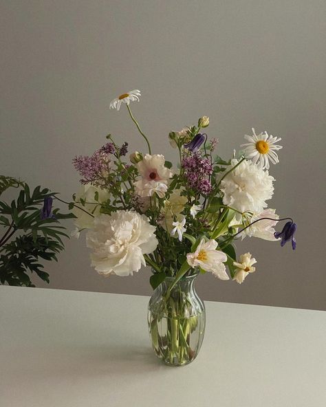 kimda flower on Instagram: “Basic class / vase arrangement #킴다플라워” Basic Flower Arrangement, Korean Bouquet, Making A Bouquet, Vase Arrangements, Flower Therapy, Home Flowers, Simple Flowers, Flower Arrangement, Love Flowers