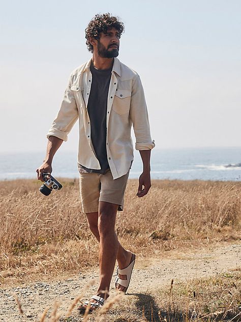 TIMELESS COMFORT WITH A MODERN TWIST When the warmer months roll in, you'll need cool and comfortable go-to styles like the Wrangler® Men's Flat Front Short to get you through the day. Crafted from quality cotton with a hint of stretch, this short is equipped with our Epic Soft technology to make sure you stay feeling good all season. The 7" inseam and regular fit add a modern silhouette to this timeless short, with signature details like our iconic five-pocket design and a single back pocket ‘W Mens Fashion California, Mens Nantucket Style, Mens La Fashion, 30 Year Old Male Fashion, Men’s Active Fashion, Men's Urban Fashion, Men Outdoorsy Style, Mens Capsule Wardrobe Summer Travel, Men’s Style Rugged