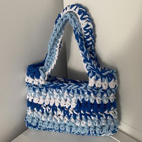 Tri-coloured blue chunky crochet bag! Ready to... - Depop Blue Crochet Ideas, Crochet Chunky Bag, Chunky Crochet Bag, Blue Crochet Bag, Crochet Mini Bag, Crochet Top Outfit, Diy Crochet Bag, Baby Frock Pattern, Crochet Weaves