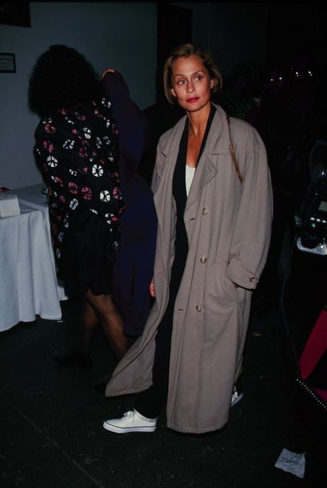 Lauren Hutton | ELLE UK 90s Winter Outfits, Supermodel 90s, Vogue 90s, Lauren Hutton Style, 90s Vogue, 90s Winter, Hairstyles 90s, Dress Like A Parisian, 90s Outfits