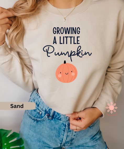 babyshower halloween, babyshower gift, pregnancy Halloween, soon to be mom, fall pregnancy shirt, spooky baby shower, Halloween maternity von LiwaywayStore auf Etsy Soon To Be Mom, Halloween Maternity, Baby Shower Halloween, Halloween Pregnancy Shirt, Fall Pregnancy, Time In Germany, Halloween Moms, Mom Fall, Pregnant Halloween