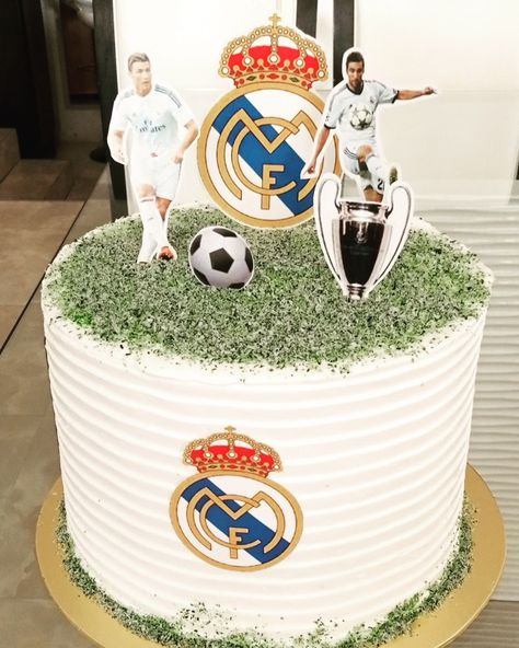 Pastel Cr7, Cristiano Ronaldo Cake Ideas, Ronaldo Cake Birthdays, Real Madrid Cake Ideas, Pastel Real Madrid, Cristiano Ronaldo Cake, Bolo Real Madrid, Ronaldo Cake, Tarta Real Madrid