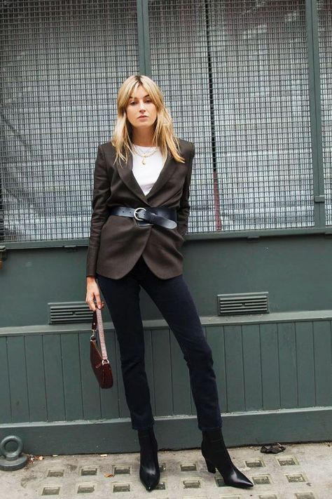 Classic French fashion: Camille Charriere wearing Bash Paris blazer and jeans French Girl Fashion, Camille Charriere, Minimalistic Outfits, Jeans Girl, French Girl Style, Brown Blazer, Blazer Outfit, Outfit Formulas, Power Dressing