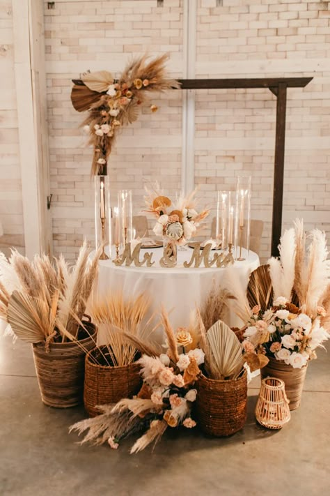 Wedding Centerpieces Bride And Groom Table, Boho Bridal Party Table, Cake Table Boho Wedding, Boho Wedding Blush Pink, Pampas Grass Table Setting, Boho Wedding Reception Decorations, Bride And Groom Table Pampas, Boho Bridal Table Decor, Pampas Top Table