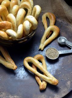 Crunchy Addictive Italian Anise Taralli Wine Biscuits, Italian Dessert Recipes, Italian Baking, Italian Biscuits, Italian Cookie, Italian Cakes, Italian Christmas Cookies, Italian Cookie Recipes, Italian Bakery