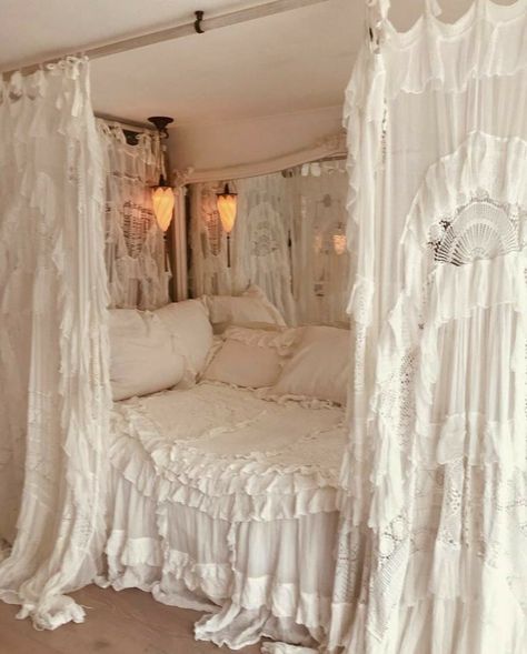 Organizator Grafic, Cute Bedroom Decor, Dream House Rooms, Cozy Room Decor, Hus Inspiration, Dreamy Room, Canopy Bed, Dream Room Inspiration, Room Makeover Bedroom