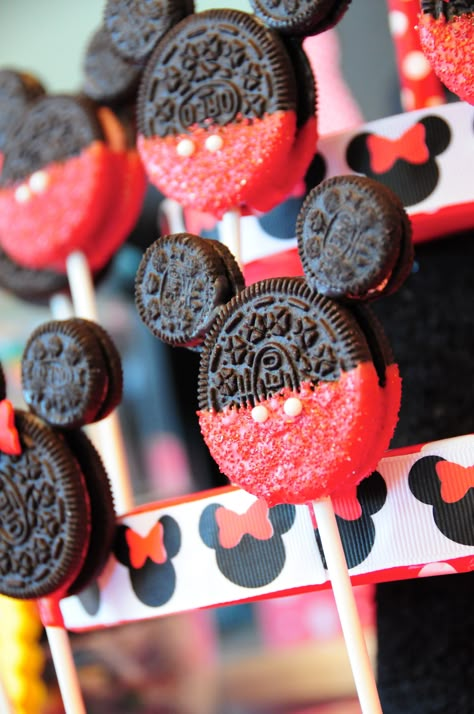 Mickey Mouse oreo pops! Cake Pops Mickey Mouse, Mickey Mouse Cake Pops, Γενέθλια Mickey Mouse, Miki Fare, Mickey Mouse Birthday Decorations, Mickey First Birthday, Mickey 1st Birthdays, Mickey Mouse Birthday Cake, Mickey Mouse Themed Birthday Party