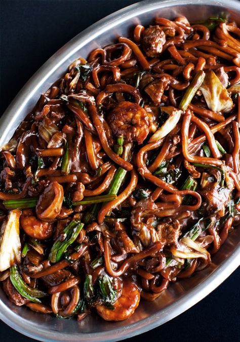 Hokkien Noodles, Malaysian stir-fried noodles with pork, shrimp, squid & vegetables cooked with lard & pork-shrimp broth. Hokkien Noodles, Broccoli Noodles, Masakan Malaysia, Fry Noodles, Ramen Stir Fry, Malaysian Cuisine, Fried Noodles, Stir Fry Noodles, Soba Noodles