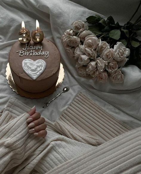 Brown Aesthetic Cake Birthday, Brown And White Birthday Theme, Brown Cake Design Birthday, Brown Birthday Cake Ideas, Birthday Brown Aesthetic, Brown Birthday Aesthetic, Brown Aesthetic Birthday, Small Cakes Aesthetic, Vintage Aesthetic Birthday