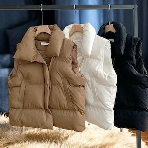 Hijabi Girl Outfit, Twins Clothes, Fall Fashion Women, Fashion Women Outfits, Winter Fashion Jackets, Sleeveless Puffer, Fashion Stand, Winter Vest, Casual Outerwear