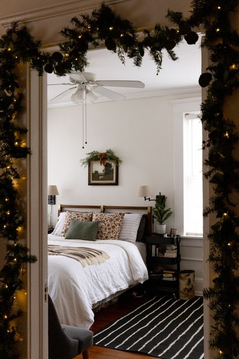 Curtains For Off Centered Windows, Christmas Decor Inspiration Living Room, Christmas Decor Townhouse, Simple Timeless Home Decor, Small Cottage Christmas Decor, Traditional Vintage Home Decor, Old World Home Aesthetic, Christmas Aesthetic Small Apartment, Bedroom Holiday Decor