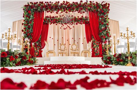 Red Mandap Decoration, Red Mandap Indian, Red And White Mandap Decor, Indian Wedding Red Decor, Red Wedding Theme Indian, Red And Gold Mandap, Bengali Theme Wedding Decoration, Red Wedding Mandap, Phere Mandap Decoration Night